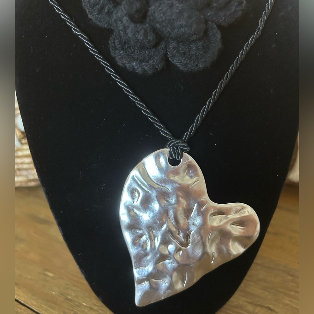 Urban Outfitters Textured Silver Heart Necklace/ crochet flower chocker necklace - Picture 3 of 6